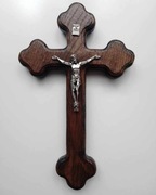 Drewniany krzyż na ścianę, dębowy, tradycyjny.