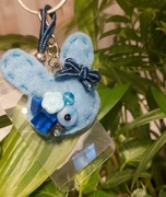 brelok niebieski króliczek z lupą lupa