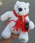 Miś Coca-cola biały z butelką coli w łapce.