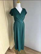 Ciemnozielona sukienka z rozcięciem na nogę