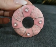 Wisior ozdobny z różowymi cekinami