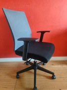 Czarne krzesło obrotowe biurowe regulowane