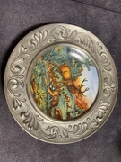 Porcelanowy talerz w cynowej obudowie. 