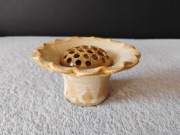 Ceramiczne naczynie do układania kwiatów. Ikebana, wazonem  „flower frog”.