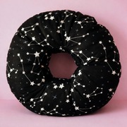 Poduszka do piercingu donut do przekłuwania uszu i spania Galaktyka 35 cm