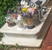 Pomnik biały marmur