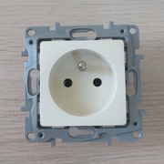 Gniazdo Legrand Niloe Selection 2P+Z z/u KREMOWE