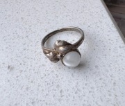 Mały srebrny pierścionek z oczkiem 