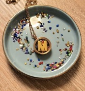 Naszyjnik sekretnik z literką medalion litera M