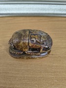 Ręcznie rzeźbiony skarabeusz – kamienna figurka w stylu egipskim 