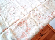 stary biały obrus w kwiaty kwiatki z czasów prlu z lat 70tych 80tych