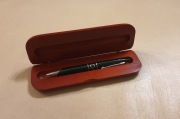 drewniane etui na długopis czerwone