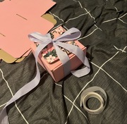 ANIME PUDEŁKO Marzec (7szt) Demon Slayer? Naruto? naklejki? pin?