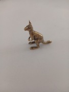 Figurka metalowa Kangur wysokość 4 cm długość 3 cm