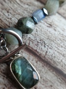 Naszyjnik z labradorytu i awenturynu – intuicja i lekkość działania