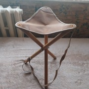 Składany stołek trójnóg - Tapicerka drewniana i skórzana 