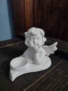 Świecznik ceramiczny z aniołkiem biały