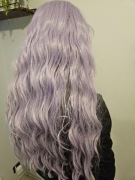 Peruka fioletowa długa falowana 64 cm – cosplay / karnawał / przebranie
