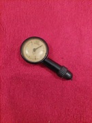 Manometr  do  sprawdzania  ciśnienia  w  kolach  