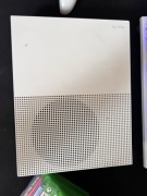 Xbox One S 500GB + 8 gier, pad i kabel zasilający