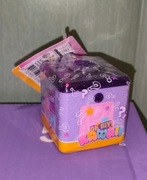 Kawaii pudełko z figurkami fidget toys i naklejkami fioletowe mystery box