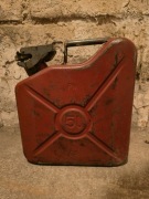 Metalowy kanister 5 l - klasyczny, solidny, z zawartością paliwa