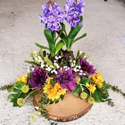 Wiosenna kompozycja sztuczne kwiaty hiacynty stroik kolumbarium grób drewno