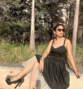 Elegancka Czarna Sukienka Midi "Fit & Flare"