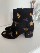 Botki czarne damskie z haftem . Rozmiar 36