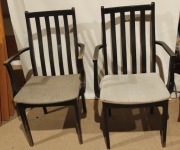 Dwa drewniane krzesła z podłokietnikami