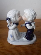 Piękna figurka porcelanowa całująca się para ZOBACZ