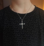 Naszyjnik ankier  z krzyżykiem 4 cm – stal szlachetna + czerwone pudełko