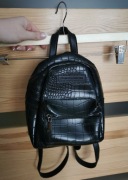 Czarny elegancki mały plecak Claudia Canova skóra krokodyla 