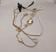 Trzyczęściowy naszyjnik, perełki i łańcuszki z kameą.