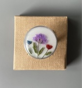 Regulowany pierścionek z gipsówką (stal, żywica)