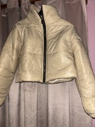 Krótka kurtka w kolorze beżowym