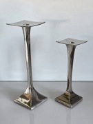 Elegancka para modernistycznych świeczników, polerowane aluminium