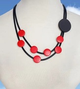 Naszyjnik kolia wisior silikonowy z czerwonymi kółkami w kolorze czarnym