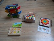 Zestaw drewnianych zabawek domino, ukladanka, zjeżdżalnia łowienie ryb