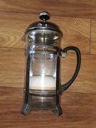 szklany dzbanek w metalowej oprawie 