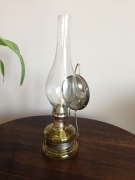 Stara lampa naftowa z lusterkiem z lat PRL-u.