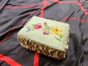 PUDEŁKO OZDOBNE HAFTOWANE SZKATUŁKA NA BIŻUTERIE W KWIATY