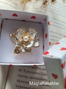 Broszka ekskluzywna kamelia biała