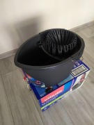 Wiadro z wyciskaczem do mopa sznurkowego Vileda.