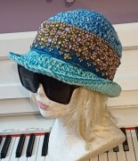 Biżuteryjny kapelusik wiosenno-jesienny dla pań 