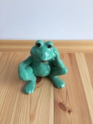 Ceramiczna figurka siedzącej żaby