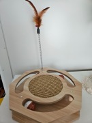 Drapak dla kota z zabawkami