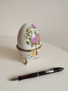 Białe  jajo szkatułka ceramiczna