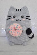 Kot puszyn handmade – szydełkowa maskotka z pączkiem