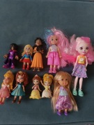 Zestaw małych laleczek dla dziewczynki 